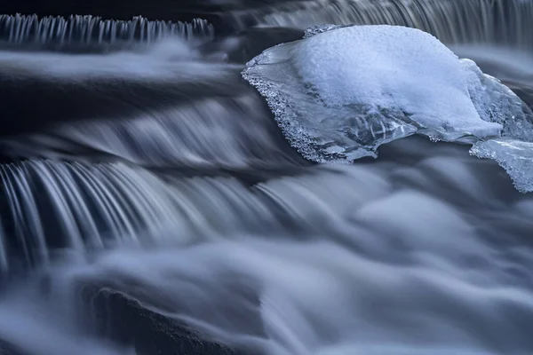 美国密歇根州上半岛渥太华国家森林 由冰雪构成的瀑布冬季景观 以模糊的动作捕捉 — 图库照片