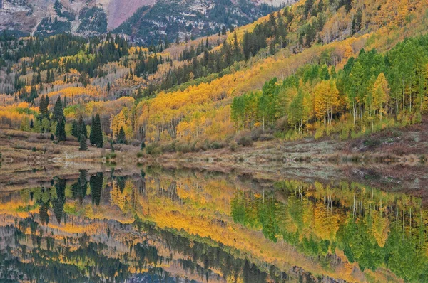 Herbstlandschaft Bei Sonnenaufgang Des Maroon Lake Mit Spiegelungen Ruhigem Wasser — Stockfoto