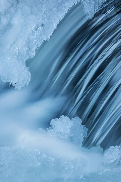 Téli Táj Comstock Creek Kaszkád Keretezett Jég Jégcsapok Rögzített Mozgás — Stock Fotó