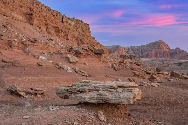 美国亚利桑那州格伦峡谷国家娱乐区的岩石和万里无云悬崖黎明景观 — 图库照片
