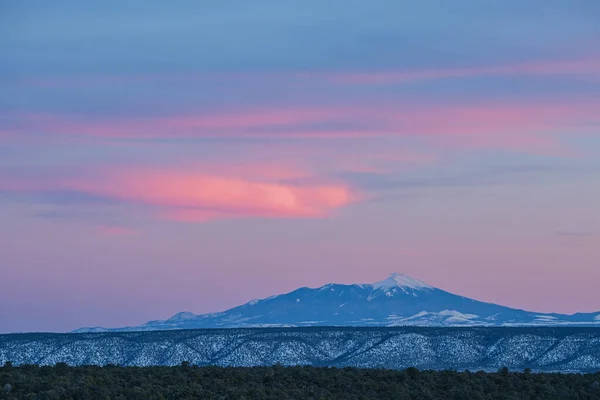 ハンフリーズ ピークの夜明けの冬の風景 サンフランシスコ ピークス フラグスタッフ アリゾナ州 アメリカ — ストック写真