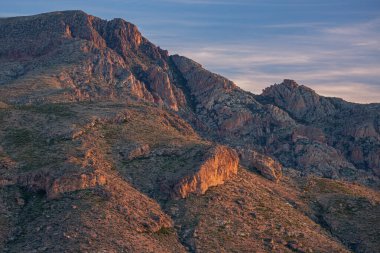 Günbatımında Batıl İnanç Yabanı 'nın bahar manzarası, Apaçi Patikası, Tonto Ulusal Ormanı, Arizona, ABD
