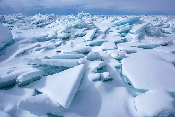 Зимний Пейзаж Голубых Осколков Льда Покрытого Снегом Берега Озера Мичиган — стоковое фото