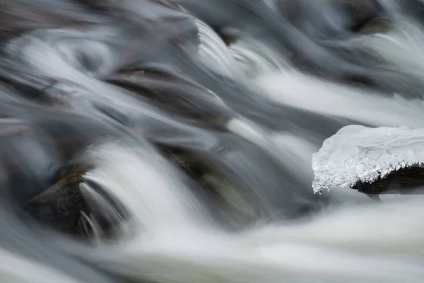 Tavşan Nehri Nin Kış Manzarası Buzla Çerçevelenmiş Hareket Bulanıklığı Ile — Stok fotoğraf