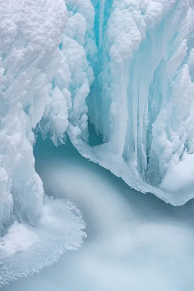 Zimowy Krajobraz Kaskady Uchwyconej Rozmyciem Ruchu Oprawionej Niebieskim Lodem Mewa — Zdjęcie stockowe