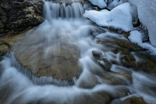 Paisagem Inverno Uma Cascata Autrain Falls Emoldurada Por Gelo Neve — Fotografia de Stock