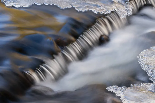 Paisagem Inverno Uma Cascata Bond Falls Emoldurada Por Gelo Capturada — Fotografia de Stock