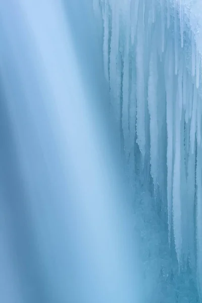 美国密歇根州康斯托克克里克市 一个被蓝冰覆盖的带运动模糊的冰雹冬季景观 — 图库照片