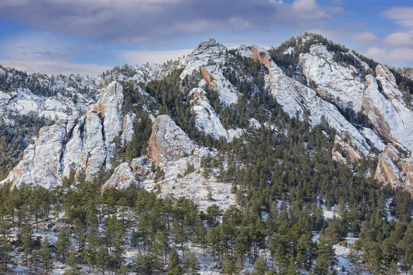 米国コロラド州ボルダー ロッキー山脈日の出時のベアマウンテンのフラットアイアンの冬の風景 — ストック写真