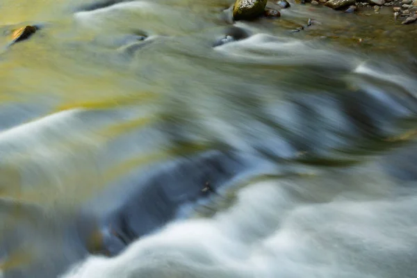 Rapides Little River Capturés Avec Flou Mouvement Éclairés Par Couleur Photos De Stock Libres De Droits