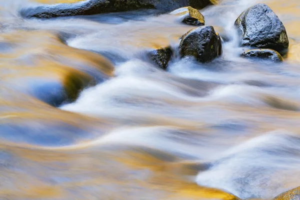 Tájkép Little River Rögzített Mozgás Elmosódott Világít Tükröződő Szín Napsütötte — Stock Fotó