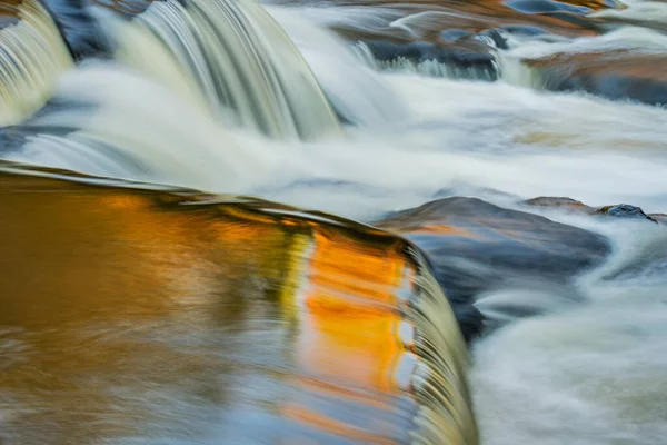 Hösten Landskap Kaskad Vid Bond Falls Fångas Med Rörelse Oskärpa — Stockfoto