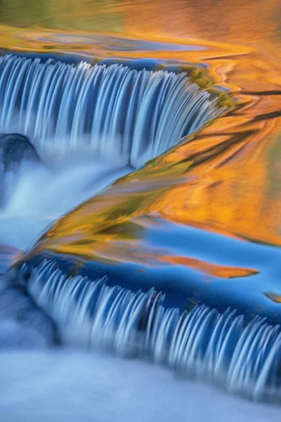 Bond Falls Şelalesinin Hareket Bulanıklığıyla Çekilen Güneşli Sonbahar Akçaağaçlarının Mavi — Stok fotoğraf
