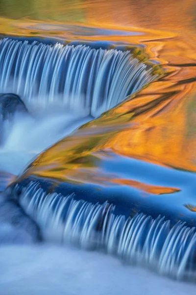 Paesaggio Una Cascata Bond Falls Catturato Con Movimento Sfocato Illuminato — Foto Stock