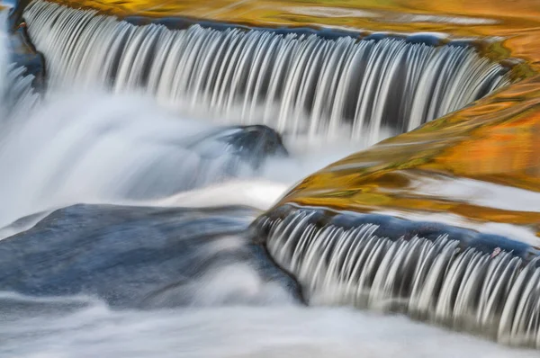 Пейзаж Каскада Водопаде Бонд Запечатленный Движении Освещенный Отраженным Цветом Солнечных — стоковое фото