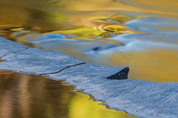 Τοπίο Της Presque Isle River Ορμητικά Αντανακλάσεις Του Ηλιακού Φυλλώματος — Φωτογραφία Αρχείου