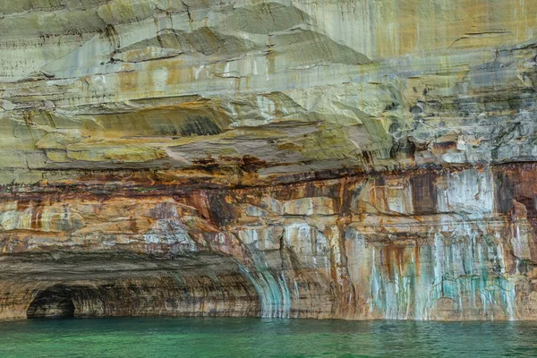 슈피리어 호수의 침식된 해안선을 광물질로 뒤덮인 미찌간 — 스톡 사진
