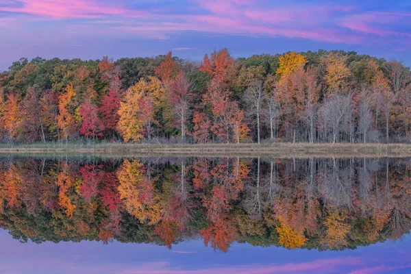 Paisagem Outono Alvorecer Costa Deep Lake Com Reflexos Espelhados Águas — Fotografia de Stock