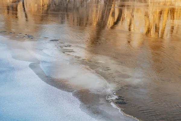 Zimní Krajina Při Východu Slunce Řece Kalamazoo Tvorbou Ledu Odrazy — Stock fotografie