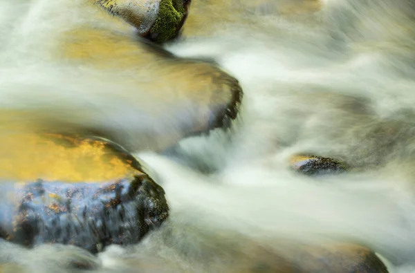 Wiosnę Krajobraz Rzeki Oconaluftee Zrobione Rozmycia Oświetlone Przez Odzwierciedlenie Kolorów — Zdjęcie stockowe