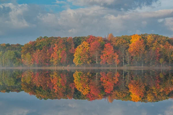 Autumn Landscape Shoreline Deep Lake Sunrise Mirrored Reflections Calm Water — Stock Fotó