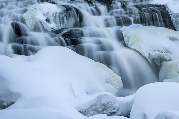 美国密歇根州上半岛渥太华国家森林 冰雪覆盖的邦德瀑布冬季景观 动作模糊 — 图库照片
