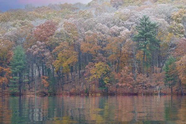 Φθινόπωρο Τοπίο Στην Αυγή Της Ακτογραμμής Της Λίμνης Hall Γεμάτη — Φωτογραφία Αρχείου