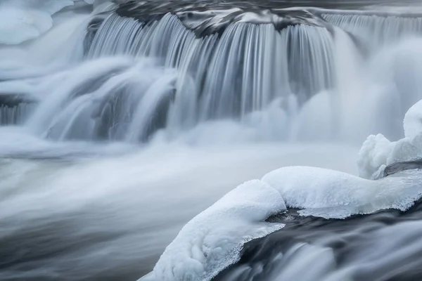 Zimní Krajina Kaskády Bond Falls Zarámovaná Ledem Sněhem Zachycená Pohyblivou — Stock fotografie