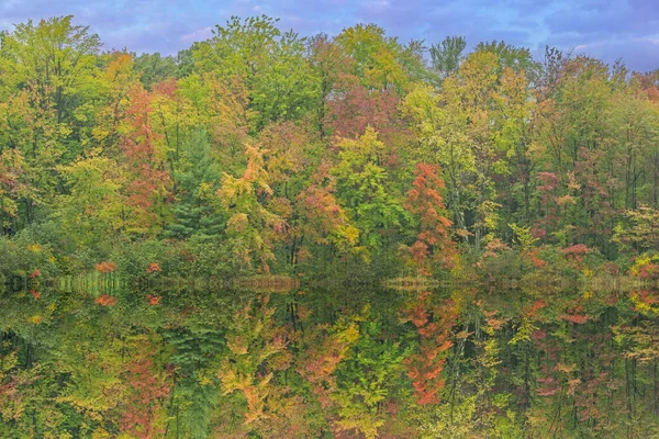 Podzimní Krajina Pobřeží Mcdonald Lake Úsvitu Zrcadlovými Odrazy Klidné Vodě — Stock fotografie