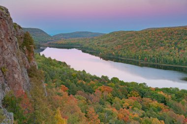twilight, bulutlar, kirpi dağlarda vahşi devlet parkı, michigan'ın üst Yarımadası, ABD göl sonbahar manzara