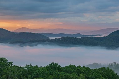 West Foothills Parkway 'den ilkbahar gün doğumu, Great Smoky Dağları Ulusal Parkı, Tennessee, ABD