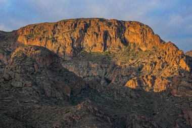 Gündoğumunda Batıl İnanç Yabanı 'nın bahar manzarası, Apaçi Patikası, Tonto Ulusal Ormanı, Arizona, ABD