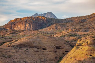 Batıl inançlı vahşi doğanın bahar manzarası gün batımına yakın, Apaçi Patikası, Tonto Ulusal Ormanı, Arizona, ABD