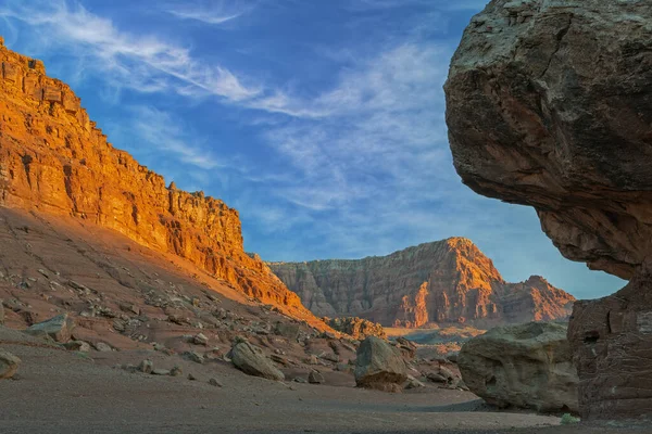 美国亚利桑那州格伦峡谷国家娱乐区岩石和万里无云悬崖日出时的景观 — 图库照片