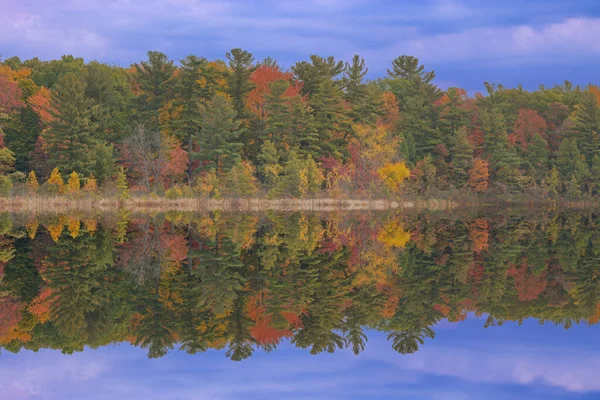 Hösten Landskap Stranden Long Lake Vid Soluppgången Med Speglade Reflektioner — Stockfoto