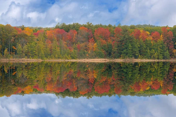 Podzimní Krajina Pobřeží Long Lake Při Východu Slunce Zrcadlovými Odrazy — Stock fotografie