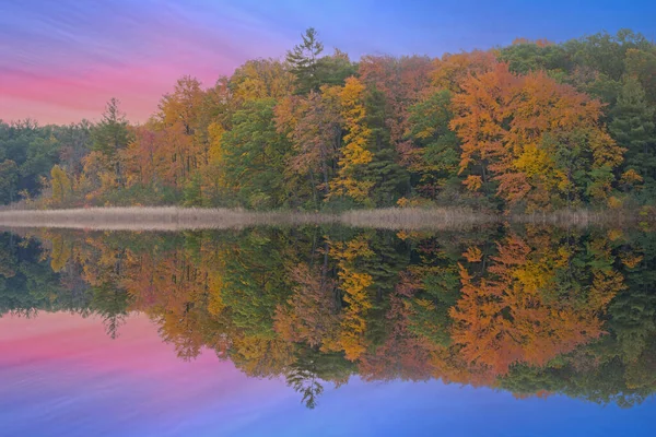 Autumn Landscape Shoreline Long Lake Dawn Mirrored Reflections Calm Water — Stock Photo, Image