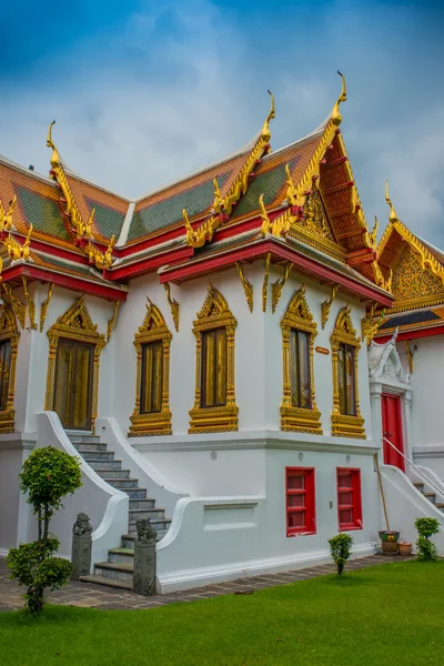 Das goldene Dach des Marmortempels (wat benchamabophit) — Stockfoto