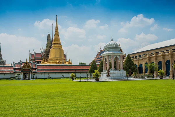 Μεγαλειώδες παλάτι στην Μπανγκόκ και wat phra kaew ναός — Φωτογραφία Αρχείου