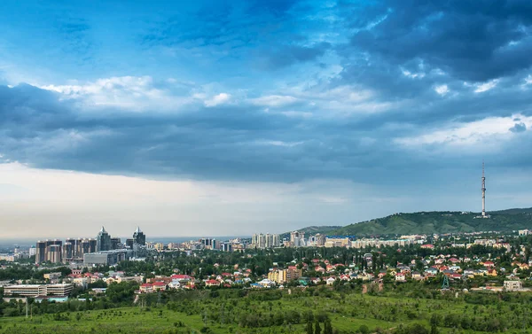 Алмати видом на місто — стокове фото