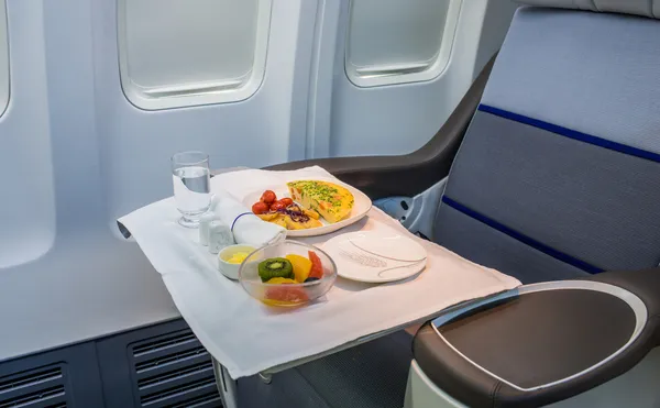 Mittagessen im Flugzeug serviert — Stockfoto