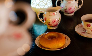 Mutfak konseptinde yemek ve fırın. Lezzetli kahvaltı, gurme yemeği..