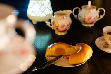 Mutfak konseptinde yemek ve fırın. Lezzetli kahvaltı, gurme yemeği..