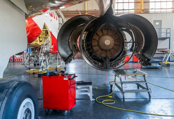 Mantenimiento Motores Aeronaves Paneles Abiertos Gran Motor Aviones Estacionados —  Fotos de Stock