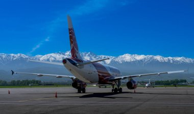 Güneşli bir günde halka açık havaalanında arystan nakliye uçağı uçurmak