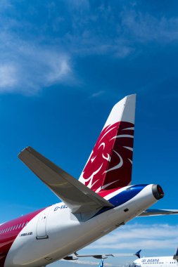 Güneşli bir günde halka açık havaalanında arystan nakliye uçağı uçurmak