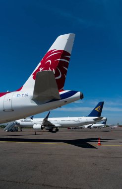 Güneşli bir günde halka açık havaalanında çeşitli nakliye uçakları