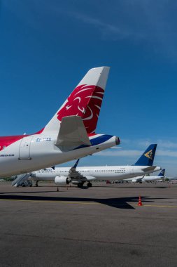 Güneşli bir günde halka açık havaalanında çeşitli nakliye uçakları