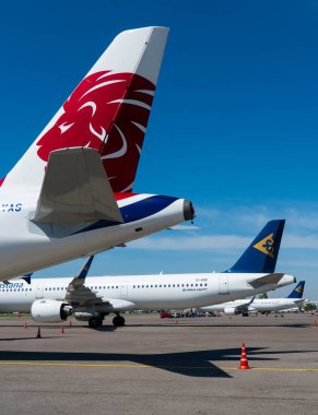 Güneşli bir günde halka açık havaalanında çeşitli nakliye uçakları