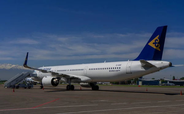 Transport Aircraft Air Astana Company Public Airport Sunny Day — 스톡 사진